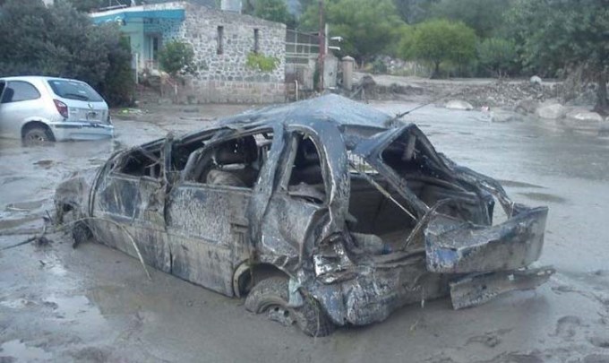 El Corsa quedó totalmente destruido bajo el agua, tras el alud