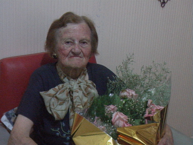 Florinda con el ramo de rosas que le entregó la Comuna