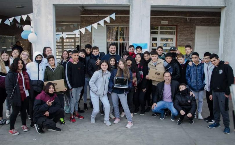 Alumnos y alumnas de la escuela secundaria junto al diputado nacional