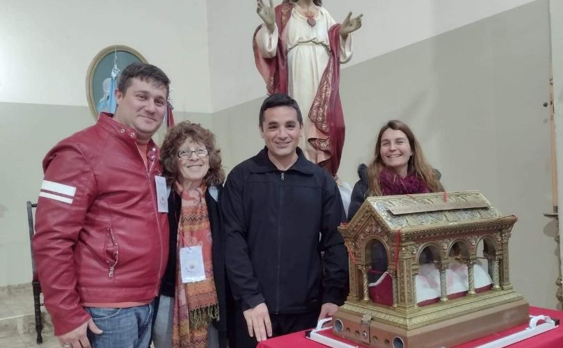 Emiliano Marra, Alicia Scarpecci, el padre Javier Perelló, y Carina López