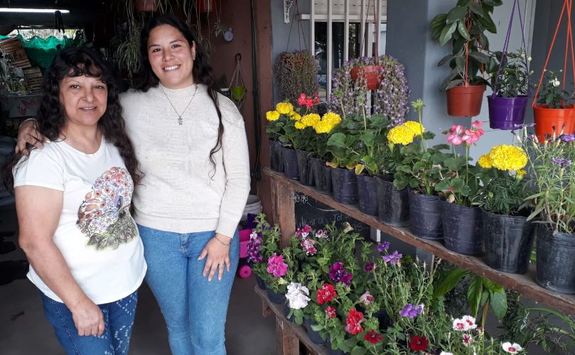 Flor Reyes junto a su madre en el  'Vivero Gardenia'