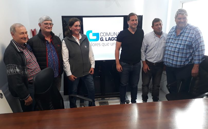 Esteban Ferri junto a Cristina Mondino y a productores locales