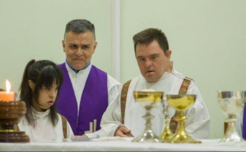 José Maciel, el nuevo sacerdote junto a residentes del Cottolengo