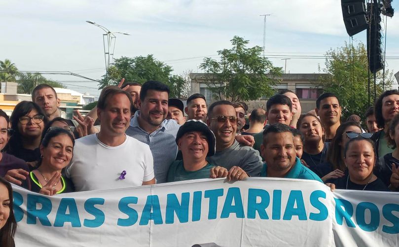 Jonatan Moreno junto a Esteban Ferri, militantes y direigentes del espacio