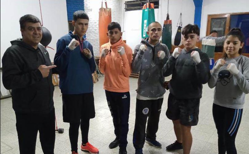 Raúl Zeballos junto a sus boxeadores