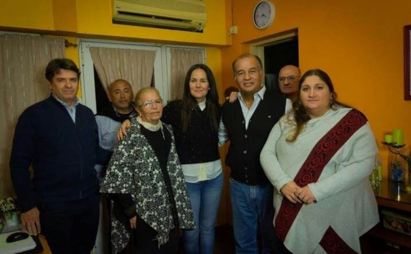 Anita Martínez y parte de su equipo junto a referentes locales