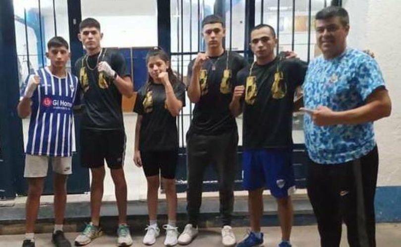Xiomara junto al equipo de 'Zeballos Boxing'
