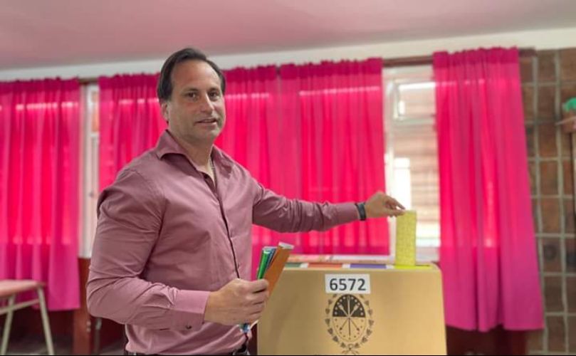 Esteban Ferri depositando su voto en la urna