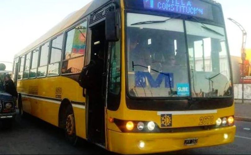 Un colectivo de la línea 'M Azul'