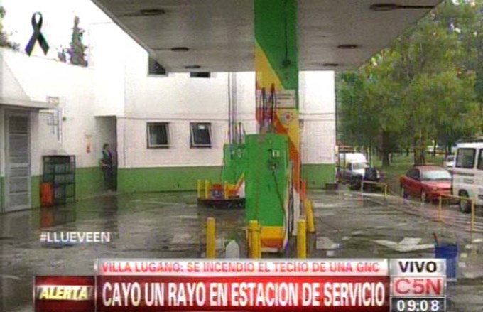 La estación de servicio donde cayó el rayo. No hubo heridos 