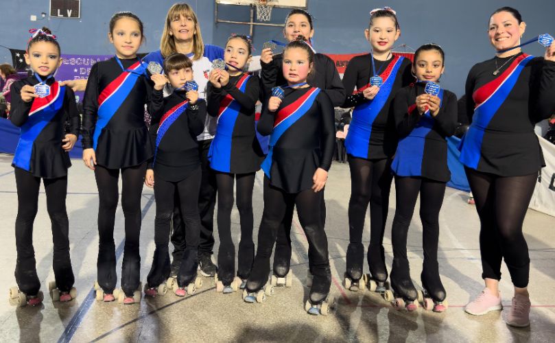 Marcela Abal junto a un grupo de alumnas