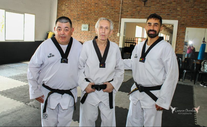 Los maestros del Taekwondo Baek Ho junto al gran Maestro