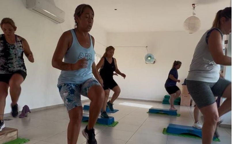 Eliana junto a otras mujeres entrenando