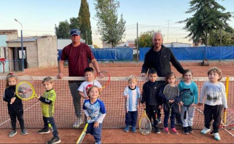 Grupo de la Escuela de Tenis del Club Atlético Libertad