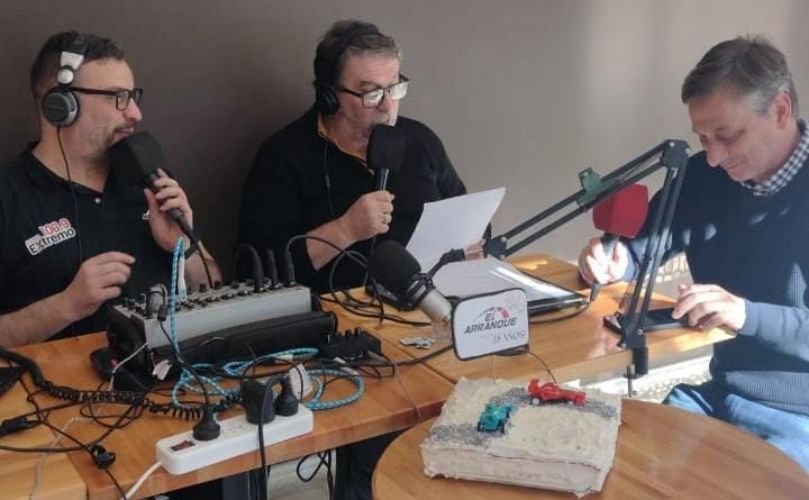 Jesús Ferreyra junto al equipo transmitiendo