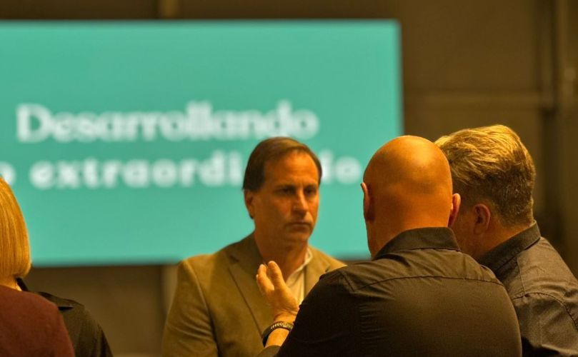 Esteban Ferri presentando el modelo frente a empresarios