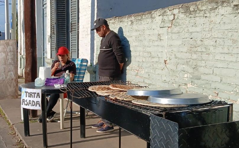 Tortas asadas santiagueñas, a punto de ser vendidas