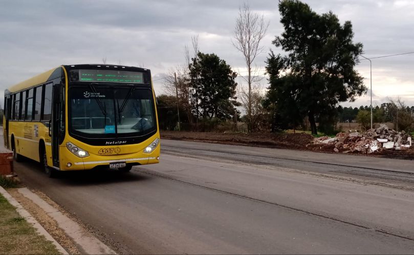 El colectivo por la ruta con la garita en ruinas