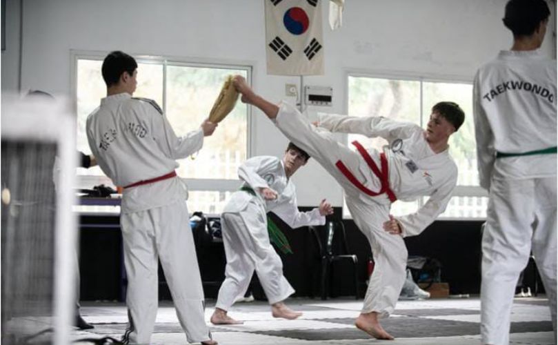 Taekwondistas que entrena bien duro en esta escuela