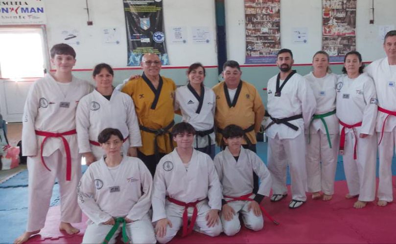 Participantes del seminario junto a Malena Corti y a Roberto Vi Dan