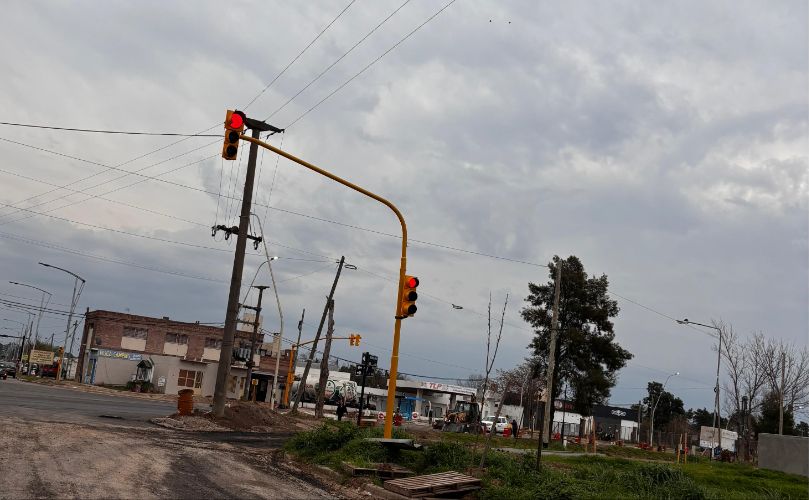 Semáforo en calle Paraná y Ruta 21