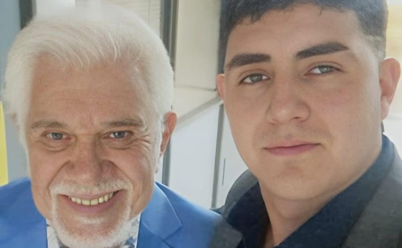 Tomás Campetelli  con uno de los jurados del programa