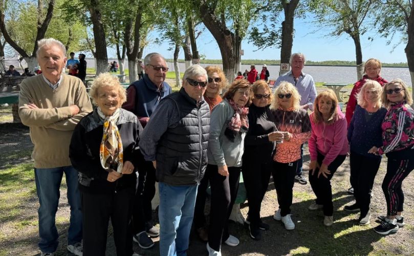Jubilados de General Lagos festejando en un lugar hermoso