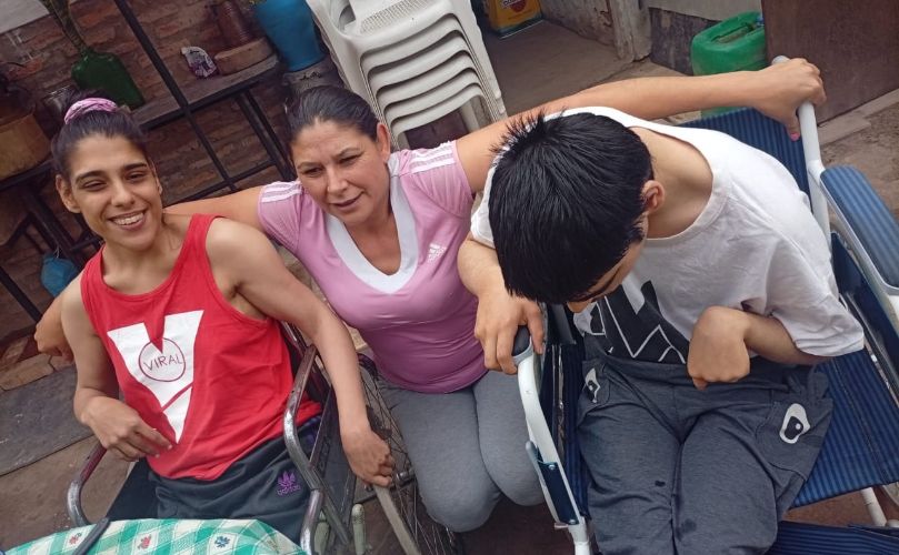 Noemí junto a los chicos 