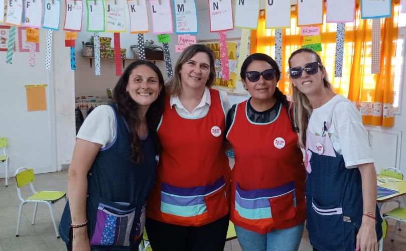 Alicia Santarelli junto a algunas de las docentes