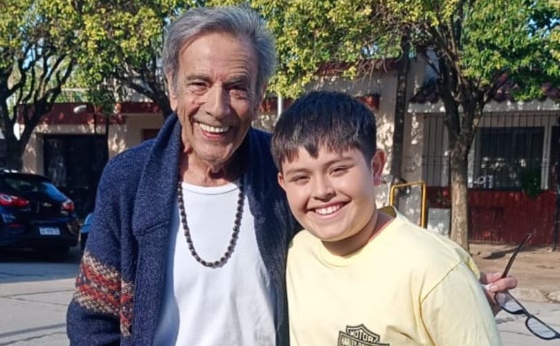 Mario Alarcón, quien interpretará a Herminio, junto a un intérprete local