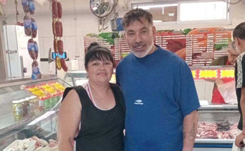 El Pocho Lavezzi junto a la empleada