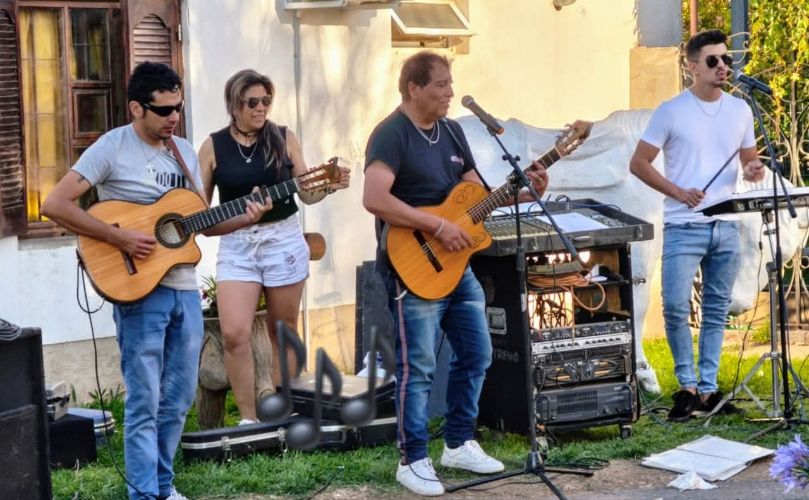 Juan Carloa Ledesma junto a músicos de General Lagos 