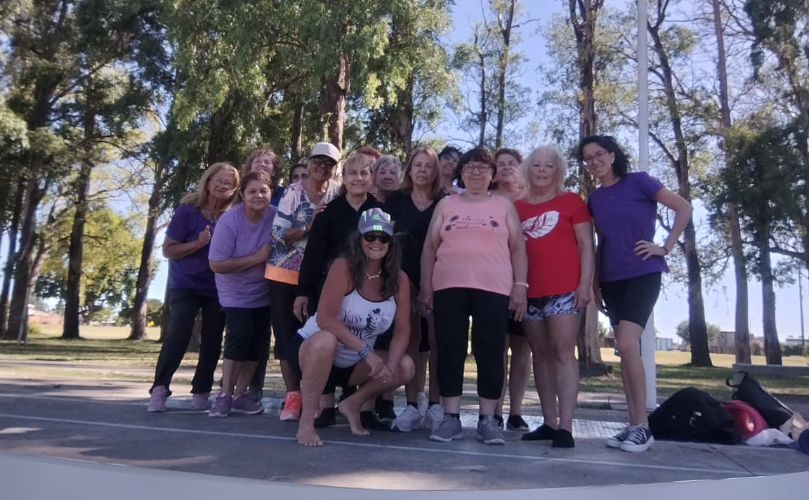 Profe y alumnas: Yoga al aire libre