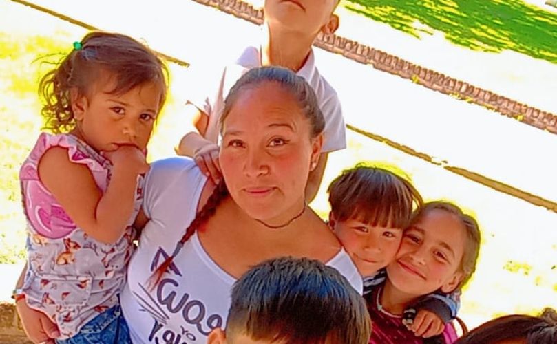 María Gorosito junto a sus hijos