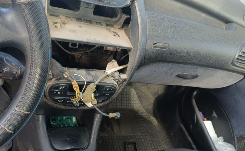 Auto del vecino destrozado