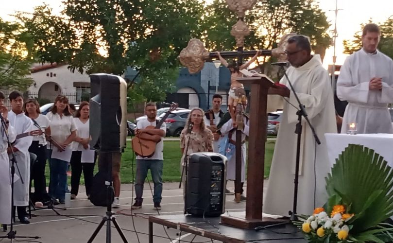 Misa celebrada al aire libre, en el parque central 