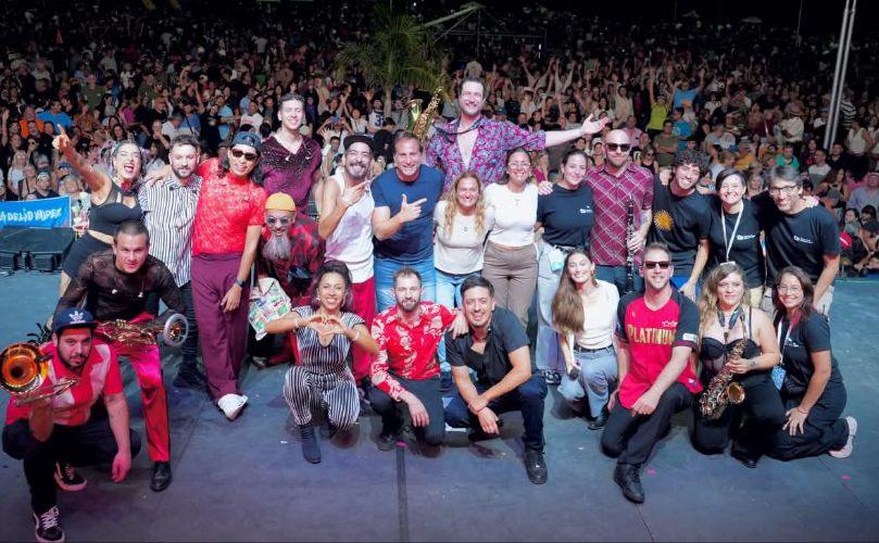 Esteban Ferri junto a algunos artistas y a parte de su equipo
