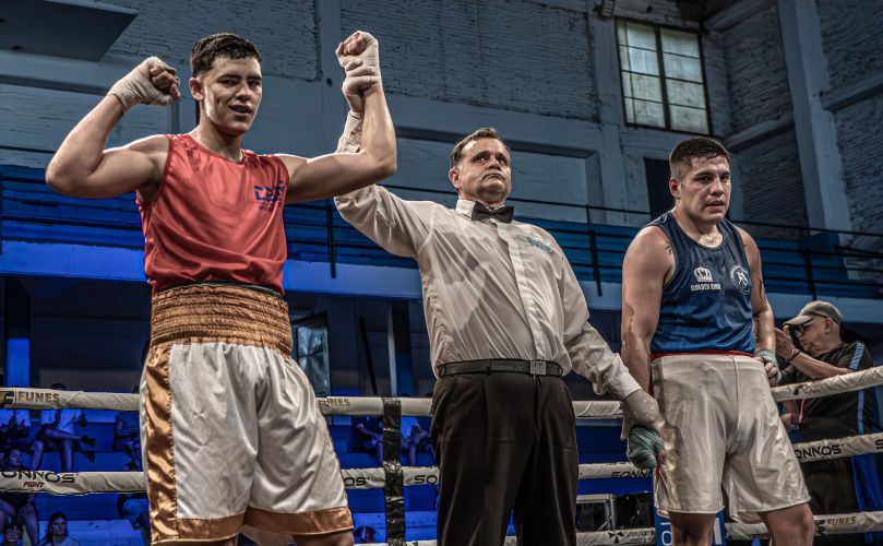 Tomás Aquino victorioso en una pelea