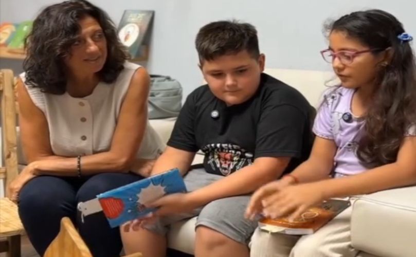 Silvana junto a dos grandes lectores