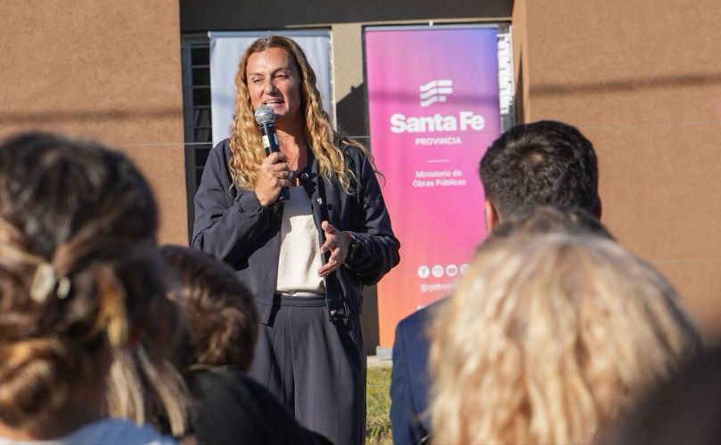 Natalia Giovacchini, Vicepresidenta Comunal, durante el acto de entrega