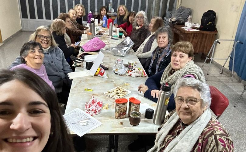 Lorena junto a las alumnas del taller