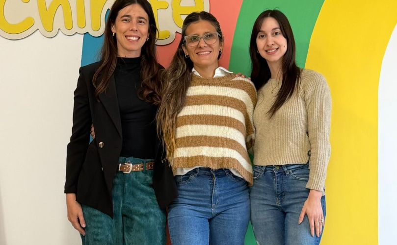 Anabel Carabajal junto a las dos profesionales a cargo del encuentro