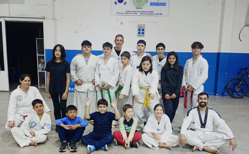 ALumnos de la escuela junto a Juan Ignacio Franzi