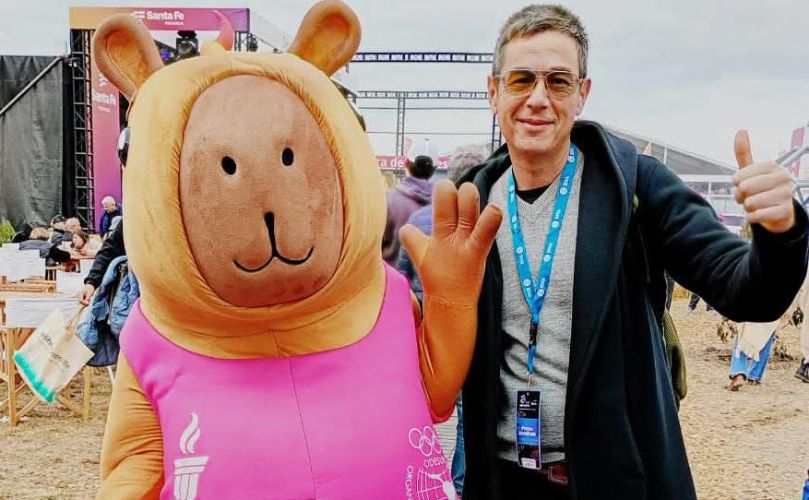 Andres Vallasciani saludando en compañía de un capibara