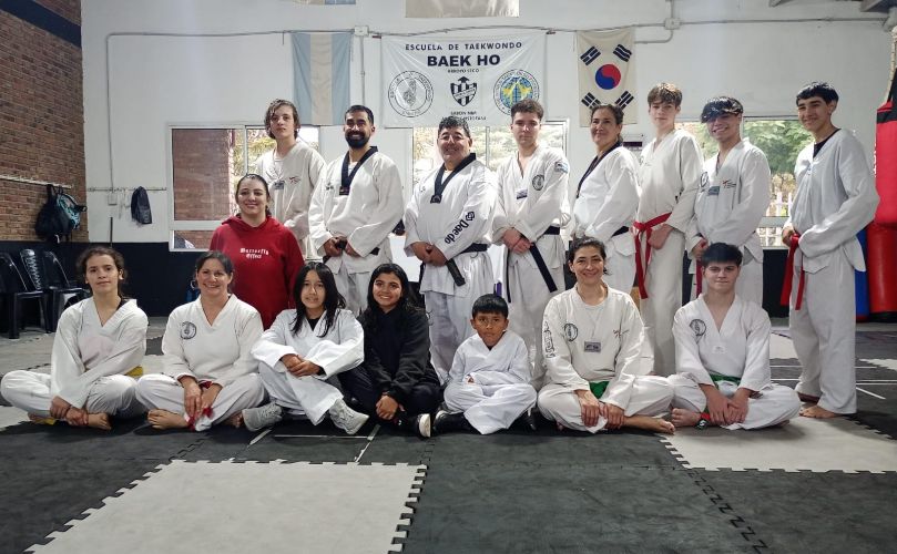 Alumnos y maestros presentes en el exámen