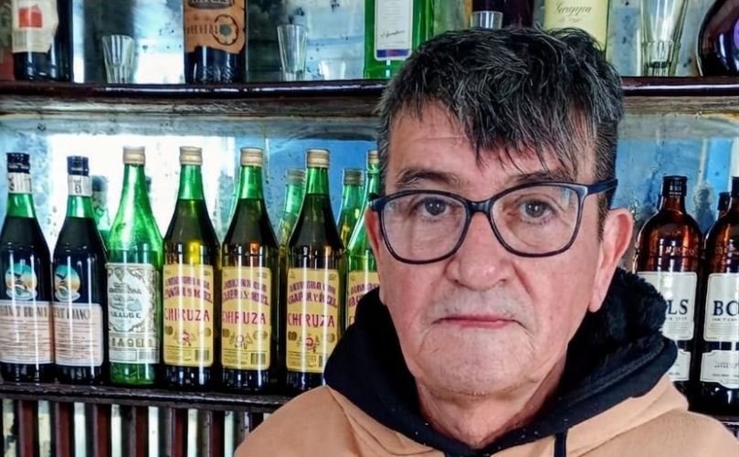 Luis Zamora, encardo actual del bar 'El Águila'