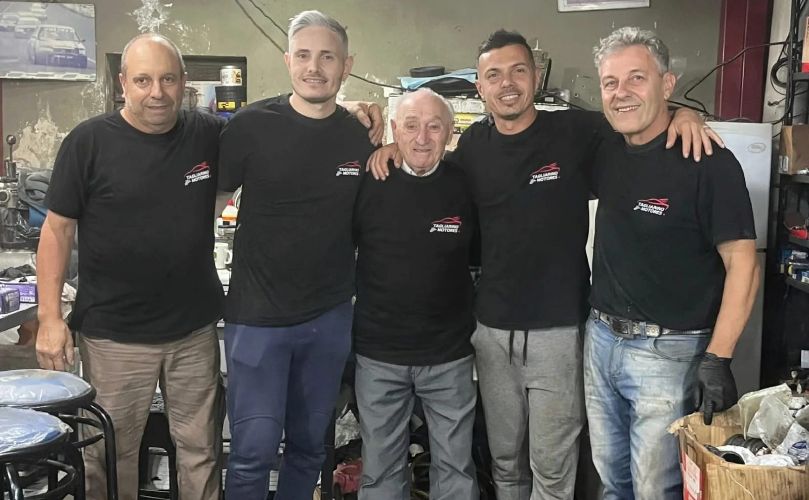 Un equipo de mecánicos proofesionales