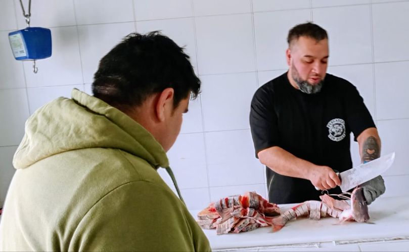 El Chelo atendiendo en la pescaderia 'Don Bigote'