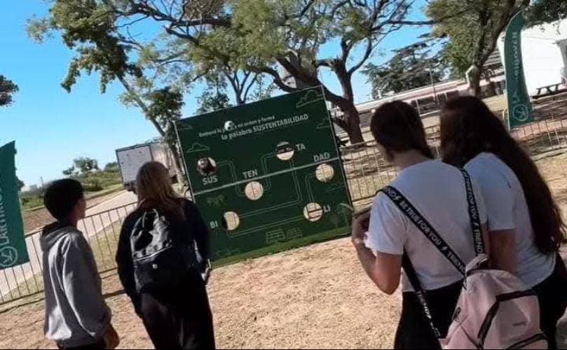 Jóvenes estudiantes frente a 'Ciencia Sur'