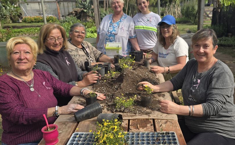 Mujeres felices en plena actividad en el Vivero